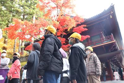 東照宮表門前で